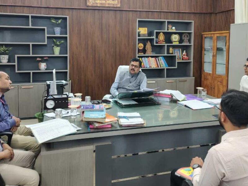 बड़ी योजनाओं से संबंधित भूमि की उपलब्धता शीघ्र सुनिश्चित कराई जाए : आयुक्त